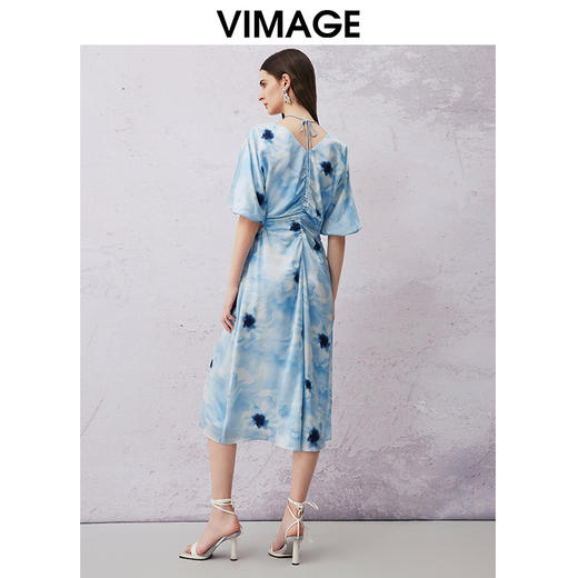 VIMAGE纬漫纪夏季新款时尚V领挂脖修身显瘦印花连衣裙V2107750 商品图4