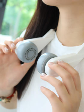 户外必备❗夏日移动小空调❗【幻响挂脖风扇】正品授权❤️无噪音，续航久，随时降温❄️解放双手的清凉 ✅隐藏式出风口，不绞头发，安全性高 ✅可旋转出风，想吹哪里就吹哪里 ✅体积轻盈仅140g，久挂不累脖子