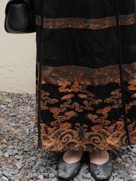 盛唐婧 |真丝香云纱重缎马面裙-黑色 商品图3