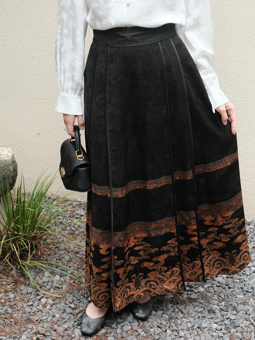 盛唐婧 |真丝香云纱重缎马面裙-黑色 商品图1