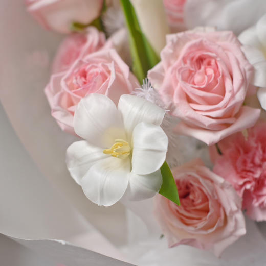 《仙子之吻》粉荔枝蝴蝶兰郁金香花束 商品图3