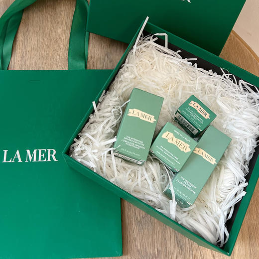 海蓝之谜中样四件套，超值性价比!精粹水+精粹乳 +眼霜+面霜，维稳修护一步到位，小巧精致，便携	分享	 出差旅行，适合入门体验精华面霜7ml 眼霜5ml精粹乳15ml精粹水30ml  商品图3