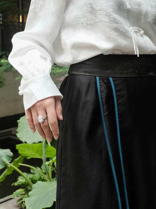 盛唐婧 |真丝香云纱重缎马面裙-蓝边 商品图3