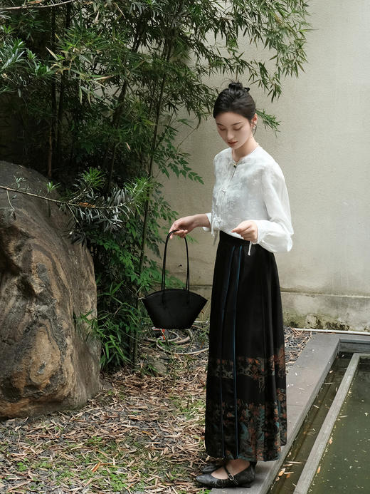 盛唐婧 |真丝香云纱重缎马面裙-蓝边 商品图4