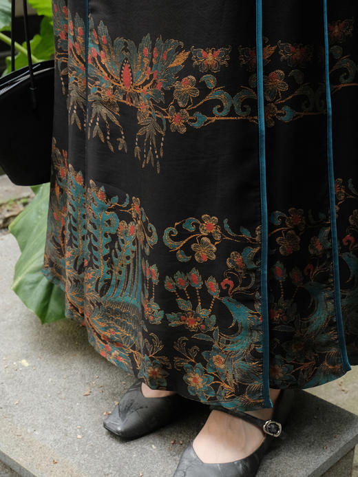 盛唐婧 |真丝香云纱重缎马面裙-蓝边 商品图2