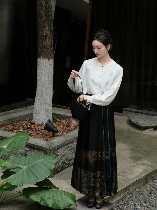 盛唐婧 |真丝香云纱重缎马面裙-蓝边 商品图0