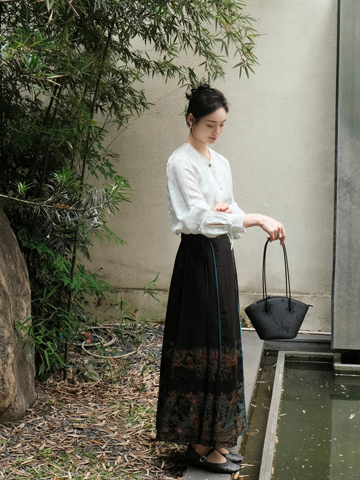 盛唐婧 |真丝香云纱重缎马面裙-蓝边 商品图8