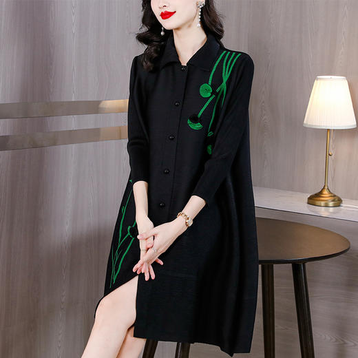 雀说 褶皱大码连衣裙春夏装翻领宽松大码胖MM显瘦单排扣开衫4ZF-8003 商品图1