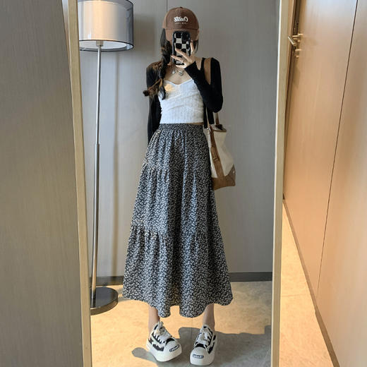 【新款显瘦 碎花蛋糕裙】盛放碎花立体，显瘦体型搭配复古慵懒中长裙。宽松A字裙摆，轻柔自然。黑色经典，小个子暖心显高！ 商品图1
