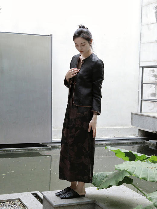 盛唐婧 |真丝香云纱前开叉半身直筒裙 商品图0