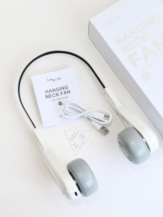 户外必备❗夏日移动小空调❗【幻响挂脖风扇】正品授权❤️无噪音，续航久，随时降温❄️解放双手的清凉 ✅隐藏式出风口，不绞头发，安全性高 ✅可旋转出风，想吹哪里就吹哪里 ✅体积轻盈仅140g，久挂不累脖子 商品图6