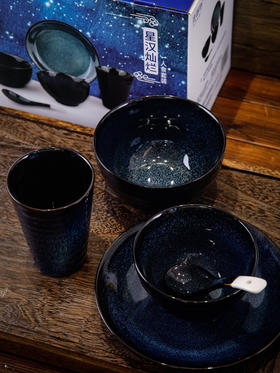 5件套💰89‼️久光在售❗️品牌直发❗️【游器物星汉灿烂/月洒清辉套装】 🔺礼盒包装发货🔺大碗+小碗+口杯+汤盘+小汤勺 ✅上等精致陶瓷✅圆型碟面，移动间浮动光影 ✅窑变工艺+十余道复杂工序