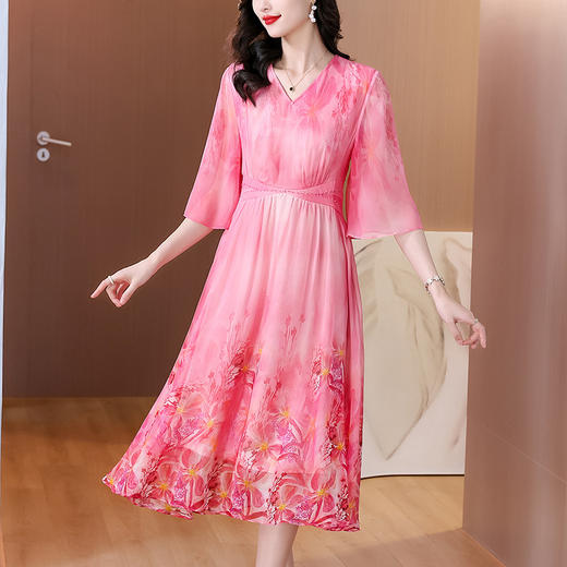 AHM-6523仿真丝粉色印花连衣裙女夏季新款法式甜美减龄收腰V领长裙 商品图2