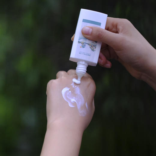 【买2减10元】奕虹定制款精油防晒乳，橙花/大马士革玫瑰纯露，橙花与依克多因防晒乳 养肤+防晒霜一体，安心满满，质地轻薄 水润 成膜快 不搓泥 满满植物的味道 50倍+高倍防晒 无惧阳光 商品图6