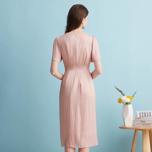 EITIE爱特爱夏季新款气质优雅温柔法式V领高腰粉色压褶连衣裙B2407370 商品图4