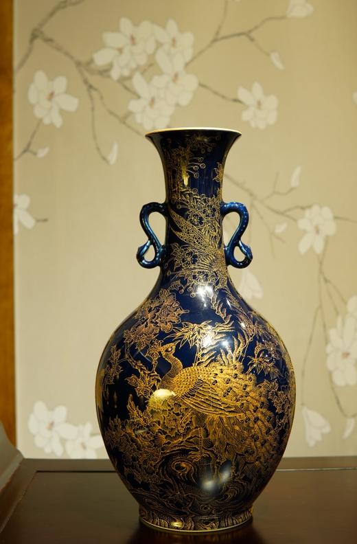 霁蓝地金丝雕刻五伦图双耳长颈瓶 商品图0