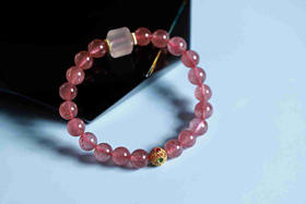 YHCM0001°红草莓晶+白玛瑙方糖贴沙金体手串