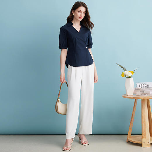 EITIE爱特爱夏季新款干练通勤时尚显瘦V领收腰深蓝色衬衫上衣B2409306 商品图1