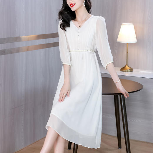 AHM-6525时尚优雅V领收腰连衣裙夏季新款高级感气质白色法式雪纺长裙 商品图3