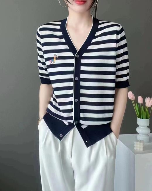 2楼梵希威登小衫 商品图0