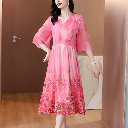 AHM-6523仿真丝粉色印花连衣裙女夏季新款法式甜美减龄收腰V领长裙 商品图1