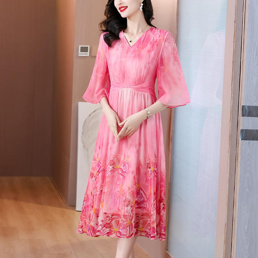 AHM-6523仿真丝粉色印花连衣裙女夏季新款法式甜美减龄收腰V领长裙 商品图3