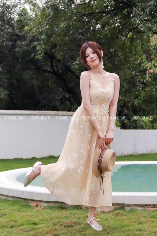 【门店同款】ENJOY夏季浪漫-C法式刺绣V领吊带裙 157542932 商品图0