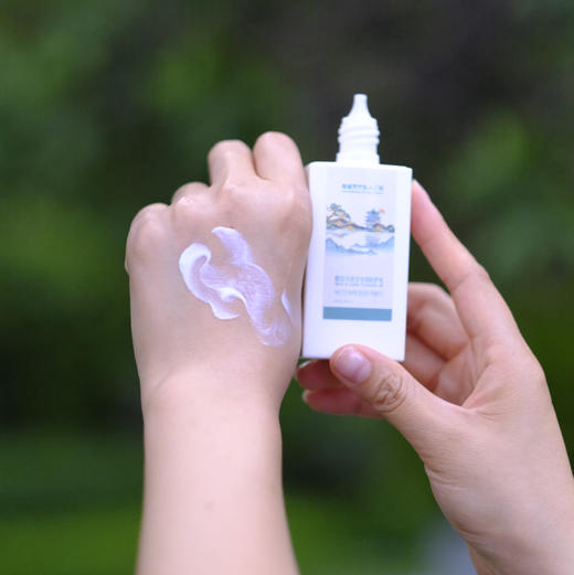 【买2减10元】奕虹定制款精油防晒乳，橙花/大马士革玫瑰纯露，橙花与依克多因防晒乳 养肤+防晒霜一体，安心满满，质地轻薄 水润 成膜快 不搓泥 满满植物的味道 50倍+高倍防晒 无惧阳光 商品图12