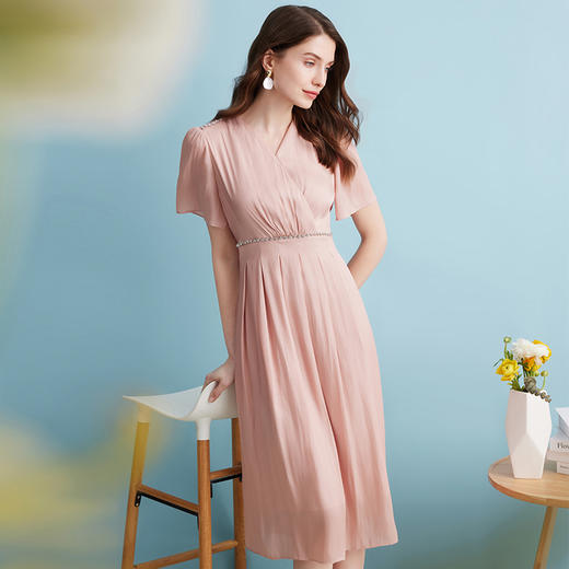 EITIE爱特爱夏季新款气质优雅温柔法式V领高腰粉色压褶连衣裙B2407370 商品图1