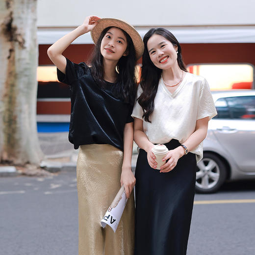 【福利清仓】{圆领| V领}100%醋酸 轻奢肌理 自带光泽短袖T 商品图1