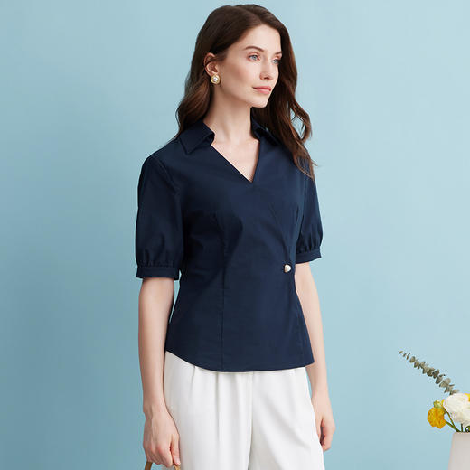 EITIE爱特爱夏季新款干练通勤时尚显瘦V领收腰深蓝色衬衫上衣B2409306 商品图2