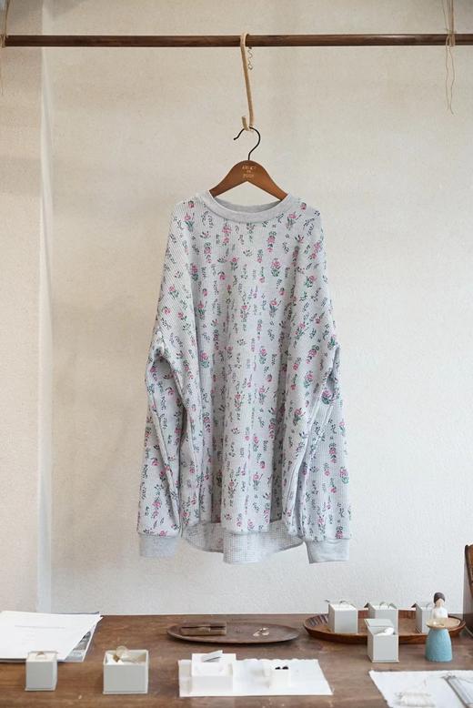 HARVESTY 灰底碎花圆领长袖上衣T恤 商品图6