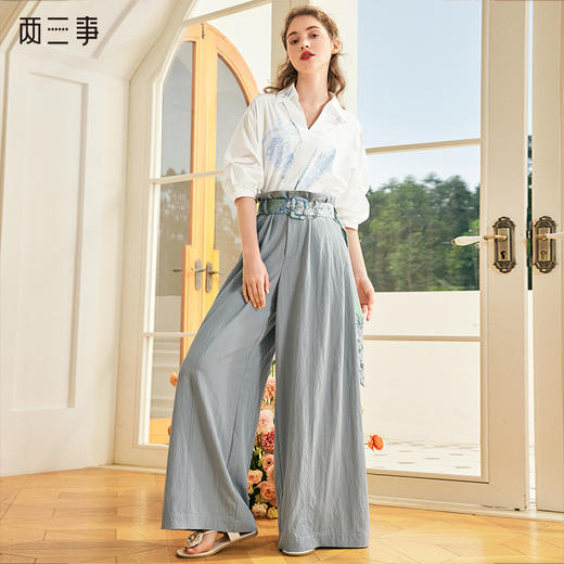 两三事恋野之行2024夏季新款时尚印花腰带不对称裤脚阔腿休闲裤女 商品图0