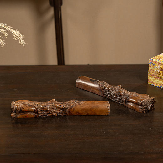 清 黄杨木雕松树纹随形镇纸（一对） 商品图1