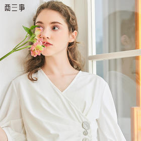 两三事 风的涟漪 2024夏季新款简约纽扣装饰不对称下摆白色t恤女