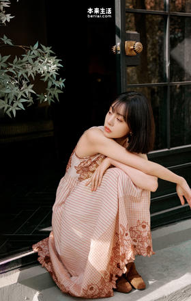 裙摆上的向日葵，如同泰戈尔诗里的绚烂