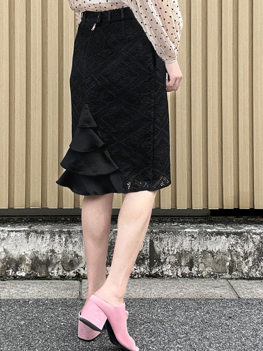 TYNVIE 后荷叶装饰半裙-黑蕾丝 商品图1