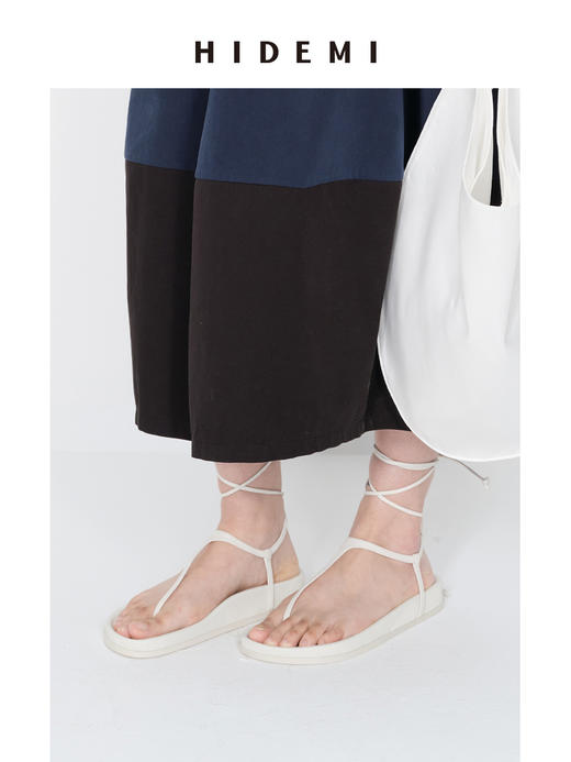 HIDEMI 极简夹脚人字绑带式厚底白色凉鞋 商品图3