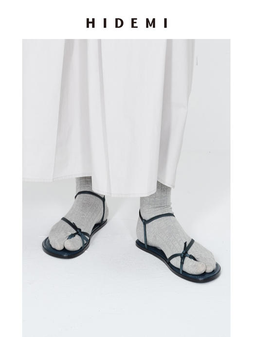 HIDEMI 【董生活同款】度假系列交叉设计感细带平底凉鞋 卡其色麂皮/孔雀蓝缎面 商品图3