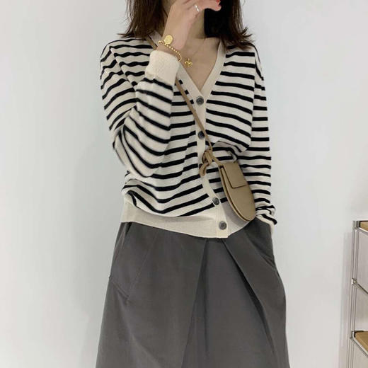 雀说 韩版复古羊毛针织开衫女春秋款宽松外穿V领薄款条纹毛衣外套上衣4ZF-41504 商品图1
