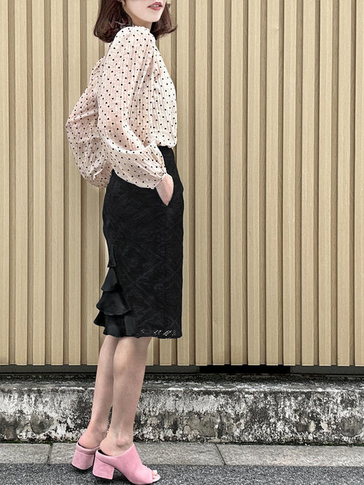 TYNVIE 后荷叶装饰半裙-黑蕾丝 商品图2