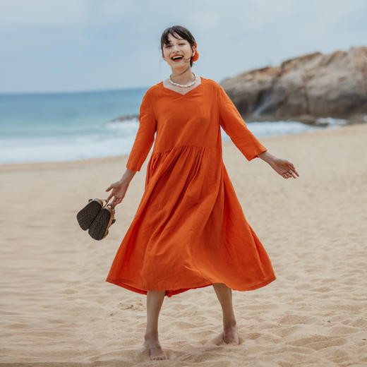绽放旅行女装315朵/高端旅游度假穿搭鸡心领宽松慵懒亚麻连衣裙 商品图0