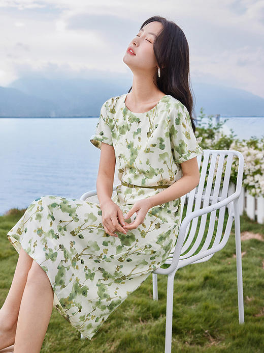 【专属特价】熙世界荷叶晕染绿色连衣裙2025夏季新款优雅气质直筒雪纺碎花裙 商品图2