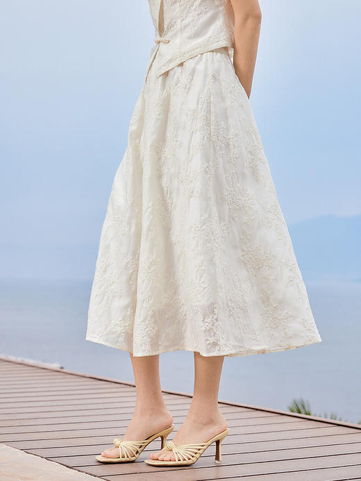 【五折购】熙世界新中式高端天丝套装裙子夏季国风刺绣盘扣上衣半裙两件套 商品图2