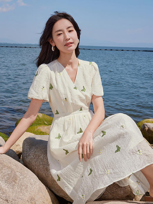 【五折购】熙世界莱赛尔蝴蝶绣花超好看连衣裙高级感法式V领天丝裙子夏天 商品图2