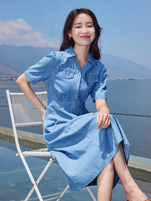 【专属特价】熙世界单排扣休闲牛仔连衣裙女短袖2025夏新款时尚收腰翻领裙子 商品图4