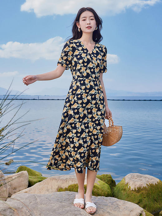 【五折购】熙世界浪漫复古围裹式V领碎花连衣裙2025夏季新款气质茶歇裙子 商品图4