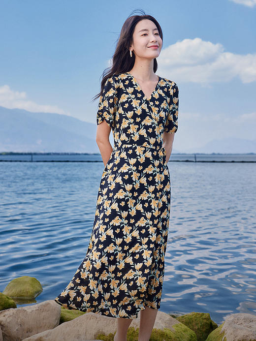 【五折购】熙世界浪漫复古围裹式V领碎花连衣裙2025夏季新款气质茶歇裙子 商品图2