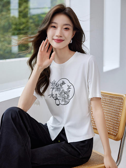 【专属特价】熙世界新中式国风刺绣t恤女短袖2025夏新款正肩前开叉休闲上衣 商品图1