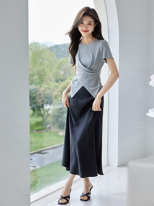 【专属特价】熙世界2025夏季不规则褶皱短袖针织正肩T恤设计感圆领收腰上衣 商品图4